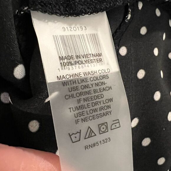 Beautiful black with white polka dot pattern Vince Camuto size small blouse - Picture 4 of 4